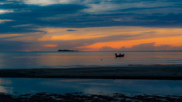 カラフルな夕日の間にタイ湾のアコーでボート — ストック写真