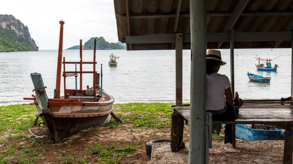 Mujer Sarong Fedora Blanca Sentada Junto Barco Pesca Varado Refugio — Foto de Stock