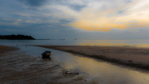 Dinghy Sedí Přílivovém Bazénu Pláži Při Odlivu Během Západu Slunce — Stock fotografie