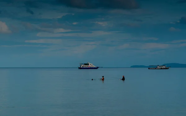 Человека Стоят Спокойной Воде Рыбалка Лодки Задней Земле Облаком Голубым — стоковое фото