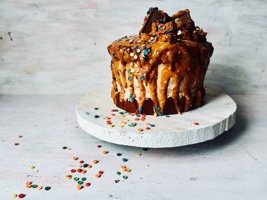 Tatlı krem ve temalı şenlikli süslemeleri ile çikolatalı kek