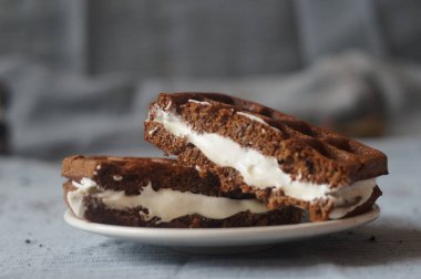 Çikolata Viyana waffle üzerinden ihale pralin çırpılmış krema ve krema ile kepek ve pirinç unu