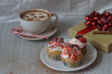 Hassas vanilya krem şanti, sulu çilek, sütlü çikolata ve güçlü ve hoş kokulu kahve ile capcakes yardımcı olacaktır başlamak bu gün olumlu düşüncelerle.