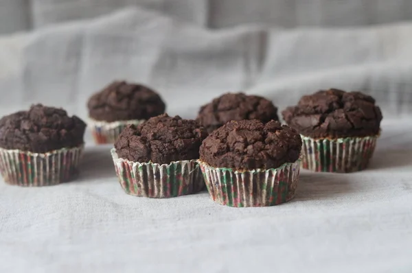 Csokoládé Oreo Cupcakes Tejszínhabbal Cookie Kék Szürke Háttér — Stock Fotó