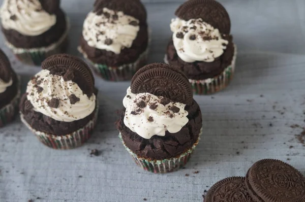Chocolate Oreo Cupcakes Whipped Cream Cookie Blue Grey Background — Stock Photo, Image