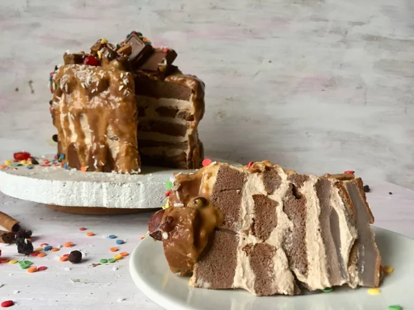 Levegős Töltés Ünnepi Dekoráció Csokoládé Torta — Stock Fotó