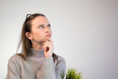 ofis çalışanı ile elleri ve ararken bir bitki