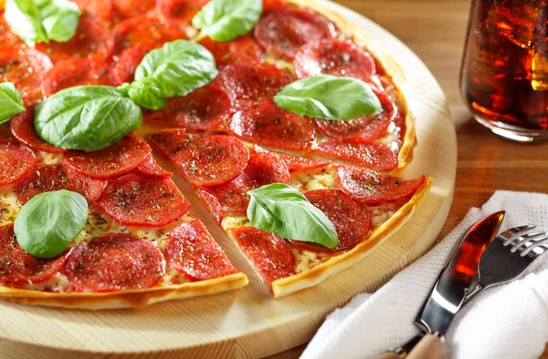 Νόστιμα πεπερόνι πίτσα. Στόκ εικόνων — Φωτογραφία Αρχείου