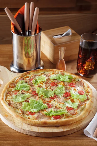 Ízletes pizza saláta levelek és a szalonna. Stock kép — Stock Fotó