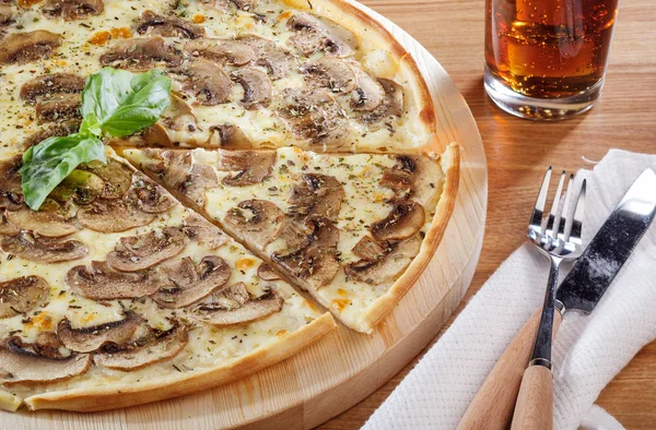 Нарізана грибна піца на дерев'яній дошці — стокове фото
