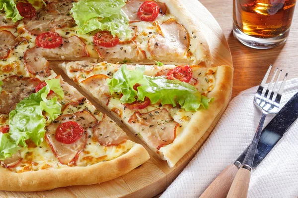 Вкусная пицца с листьями салата и беконом. Образ запаса — стоковое фото