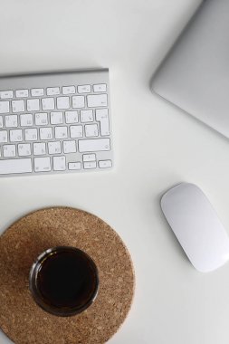 Ofis Masası bilgisayar ve coffeee fincan