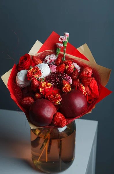Съедобный букет ягод и фруктов Стоковое Изображение