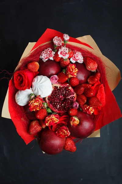 Съедобный букет ягод и фруктов Стоковое Изображение