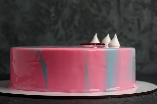 Mousse de bolo com esmalte espelho — Fotografia de Stock