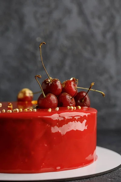 Mousse de bolo com esmalte espelho — Fotografia de Stock