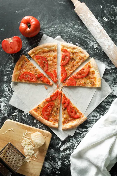 Deliziosa pizza con pomodoro su sfondo scuro — Foto Stock