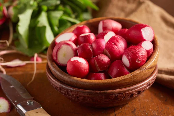 Fresh radishes in wooden bowl — Stock Photo, Image