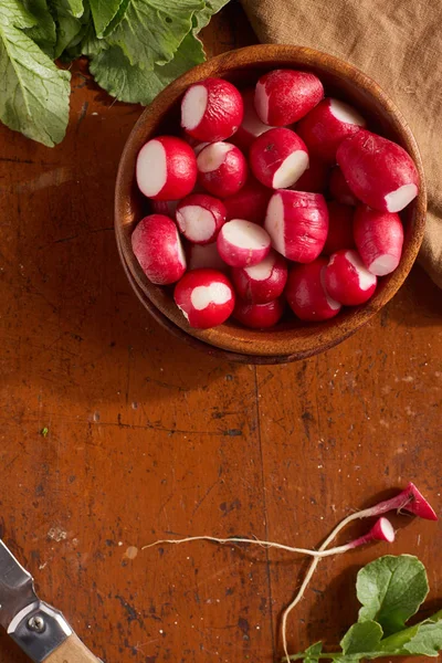 Fresh radishes in wooden bowl — Stock Photo, Image