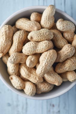 Mavi ahşap zemin üzerine fıstık doldurmak