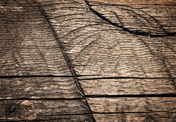 Vieille planche en bois avec encoches par sciage — Photo