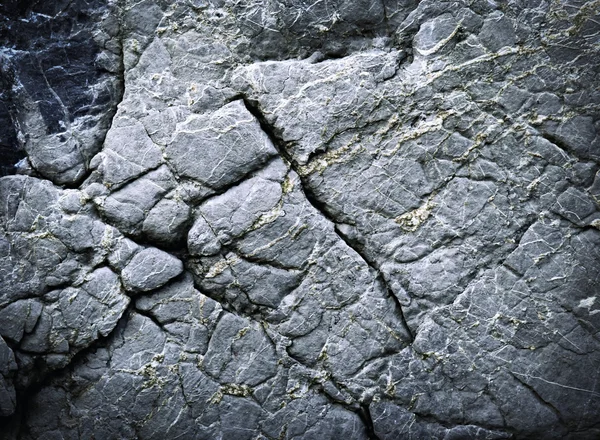 Темный камень с канавками — стоковое фото
