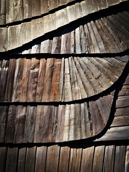 Detalle de techo de teja de madera con una tilde — Foto de Stock