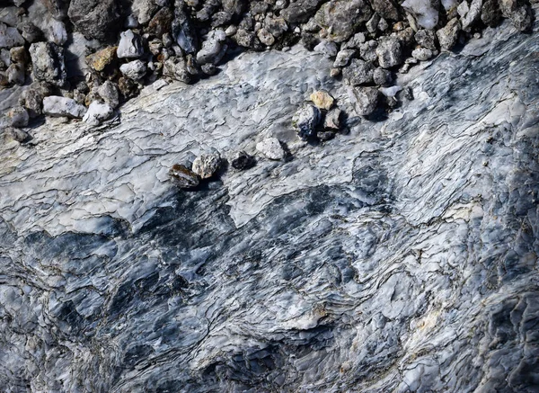 Bir rock Mika üzerinde küçük çakıl taşları — Stok fotoğraf