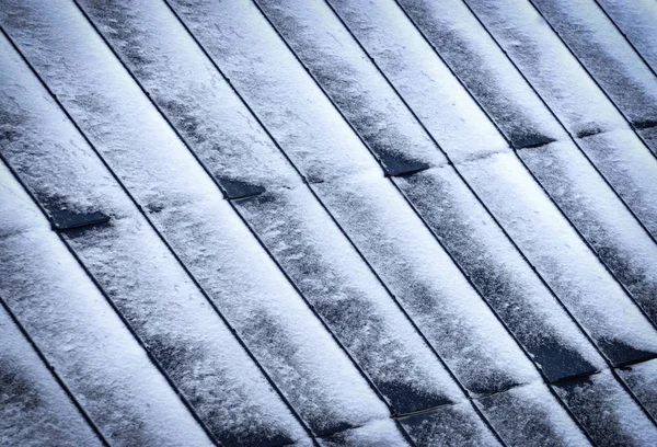 Techos metálicos de nieve soplada por el viento —  Fotos de Stock