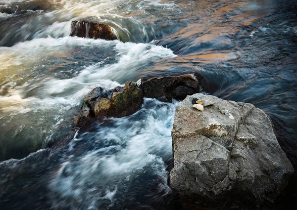 Autumn evening on the rapid river — Stock Photo, Image