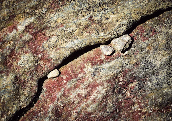 Elveszett kis kövek egy sziklás slot — Stock Fotó