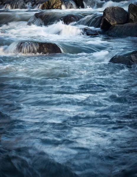 Cascata de rio pequeno selvagem — Fotografia de Stock
