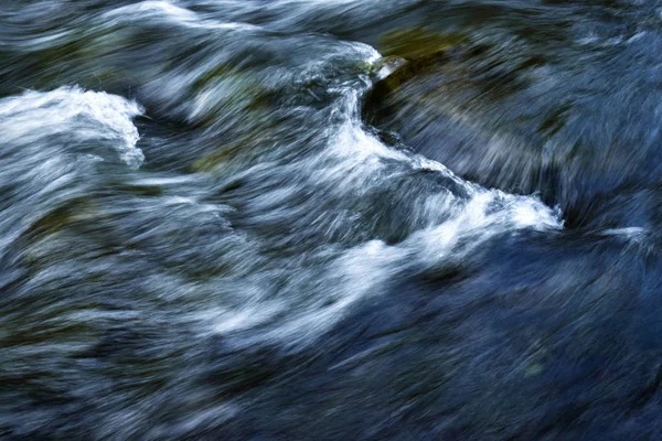 Weiße Wellen auf dem Fluss — Stockfoto