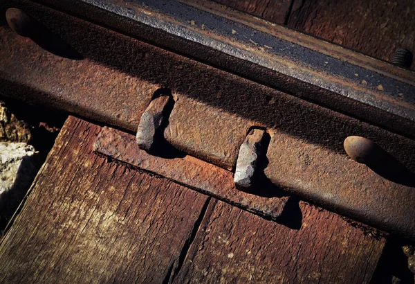 Λεπτομέρεια από ένα παλιό σκουριασμένο σιδηροδρομικών κοινή — Φωτογραφία Αρχείου