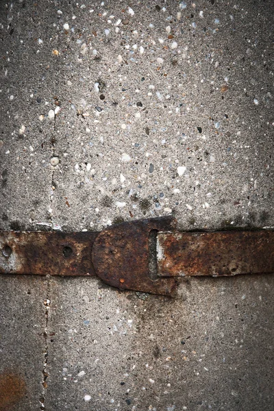 Fita de ferro enferrujado em concreto — Fotografia de Stock