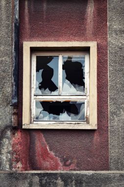 Camda kırık cam var.