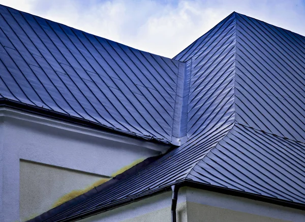 Ingesprongen blauwe metalen dak — Stockfoto