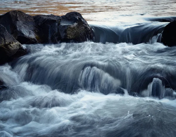 Cascate d'acqua cadono — Foto Stock