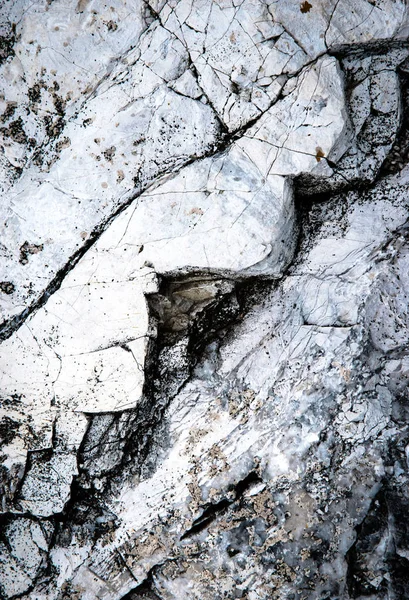 Limestone rock with a zigzag crack — Stock Photo, Image