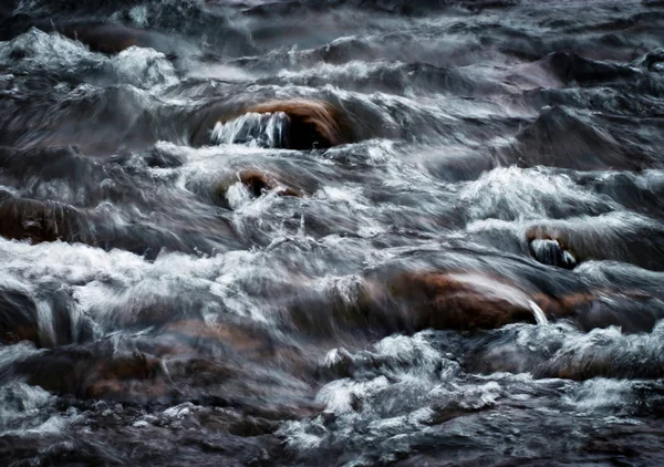 Dettaglio drammatico offuscata il fiume feroce — Foto Stock