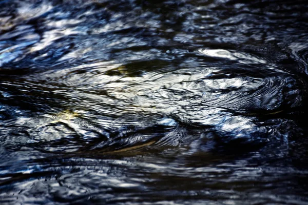 Abstracte donkere wateroppervlak — Stockfoto