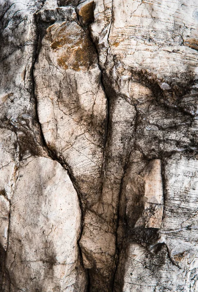Donkere gespleten kalksteen rots — Stockfoto