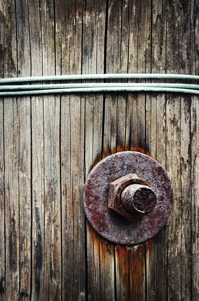 Tornillo unido a una viga de madera — Foto de Stock