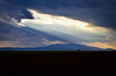Eğimli bir ışını peyzaj üzerinde
