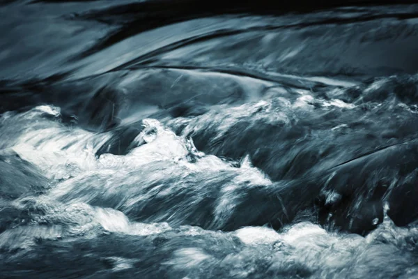 蓝色和灰色的野生河流 — 图库照片