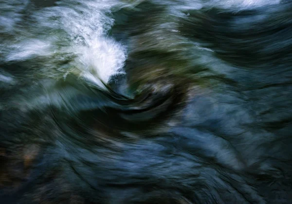 Ondas onduladas no rio — Fotografia de Stock