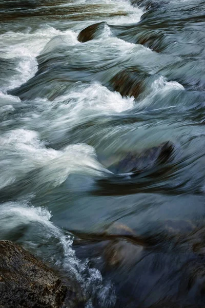 Detail van een snelle rivier — Stockfoto