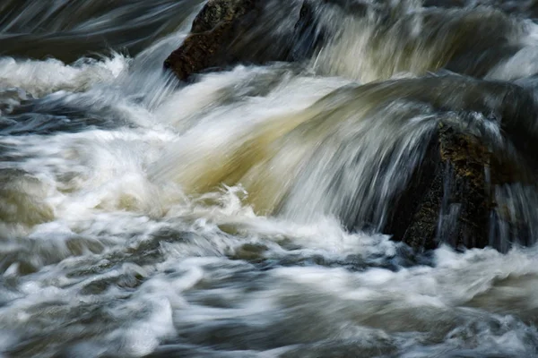 Litet vattenfall på floden — Stockfoto
