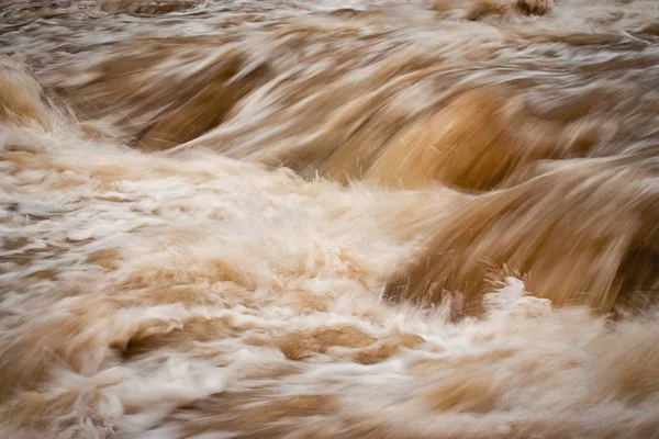 Verschwommener wilder schlammiger Fluss — Stockfoto
