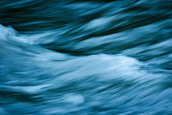 흐리게 블루 빠른 강 물 — 스톡 사진